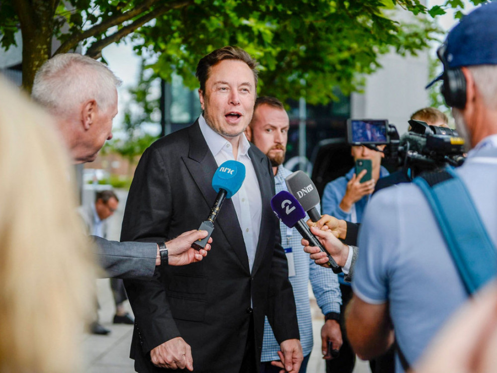 Musk novi lastnik Twitterja, začel z odpuščanji vodstva