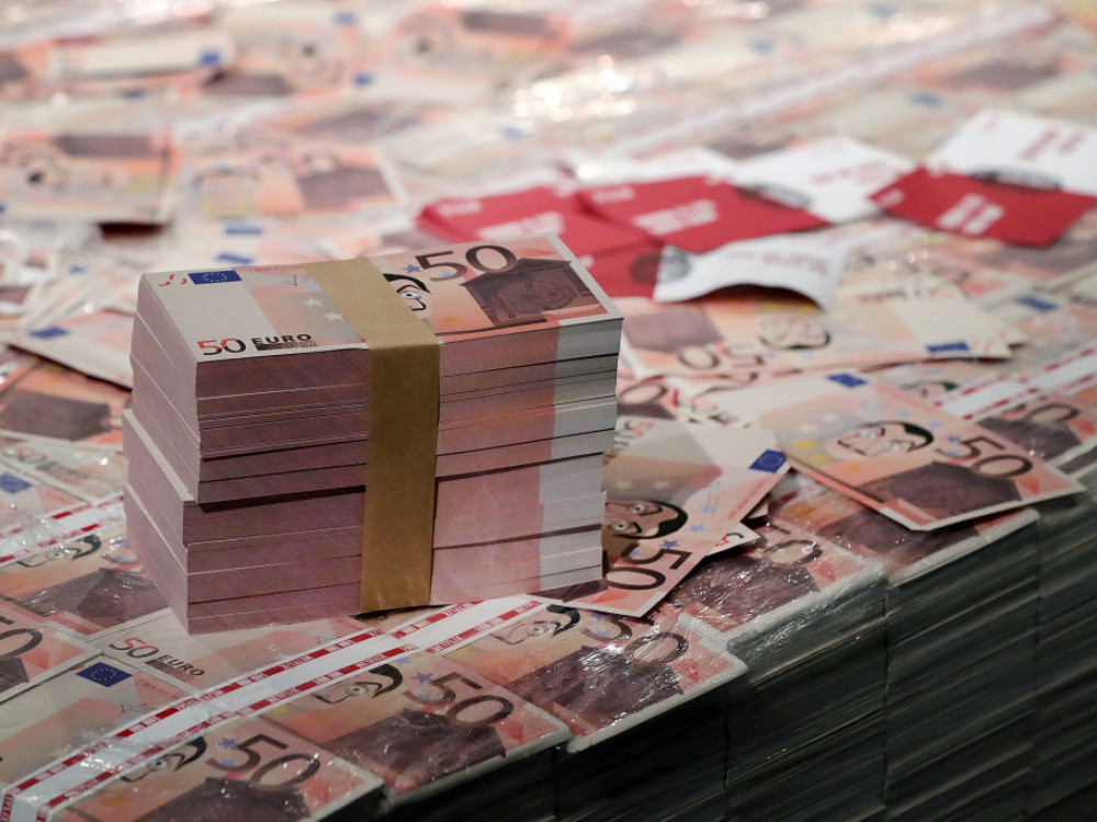 Zgodbe dneva: Nekatera podjetja kopičijo denar, druga se zadolžujejo