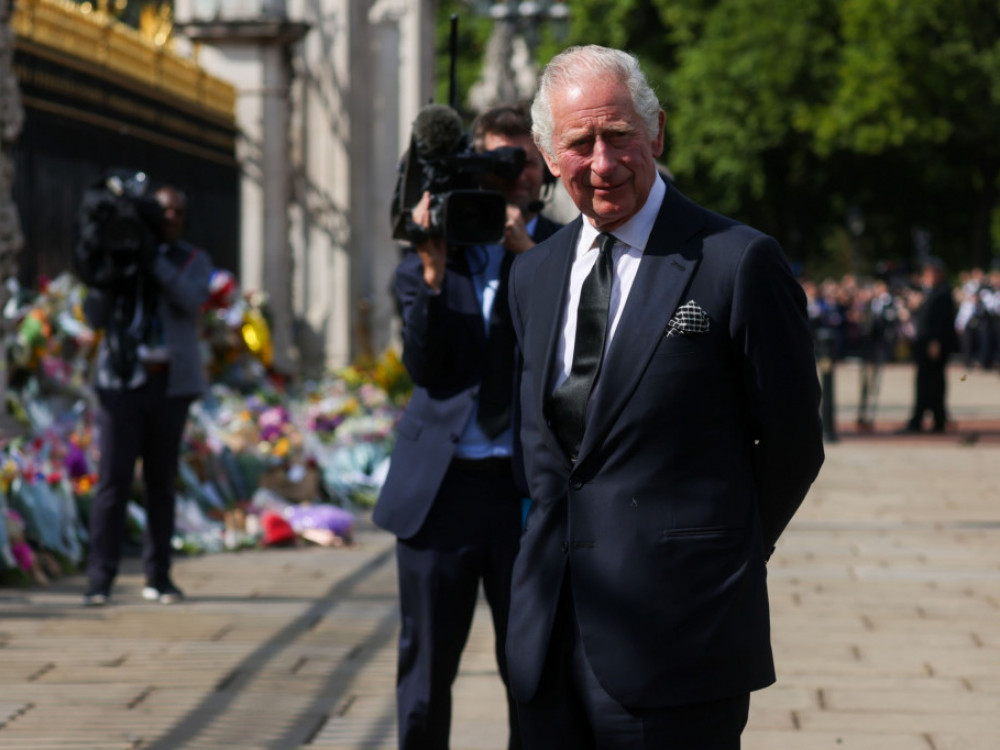 Karla III. po tradicionalni slovesnosti razglasili za kralja