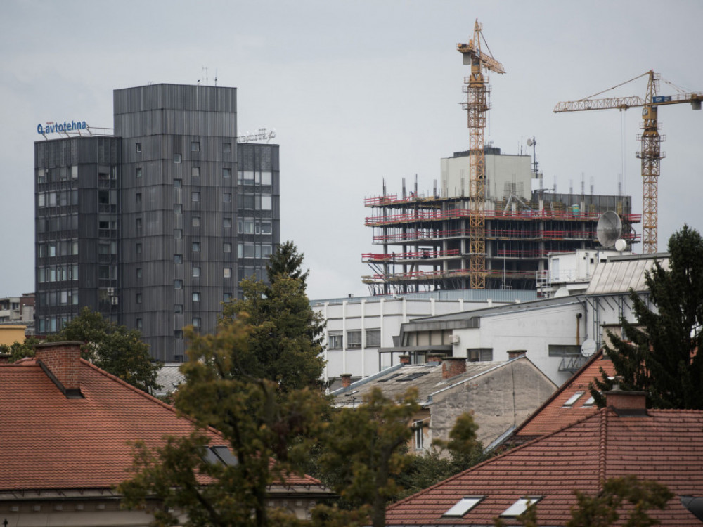 Izdanih več gradbenih dovoljenj za stavbe kot pred letom dni