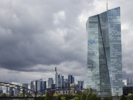 ECB bankam: Previdno pri izplačilu bonusov in dividend