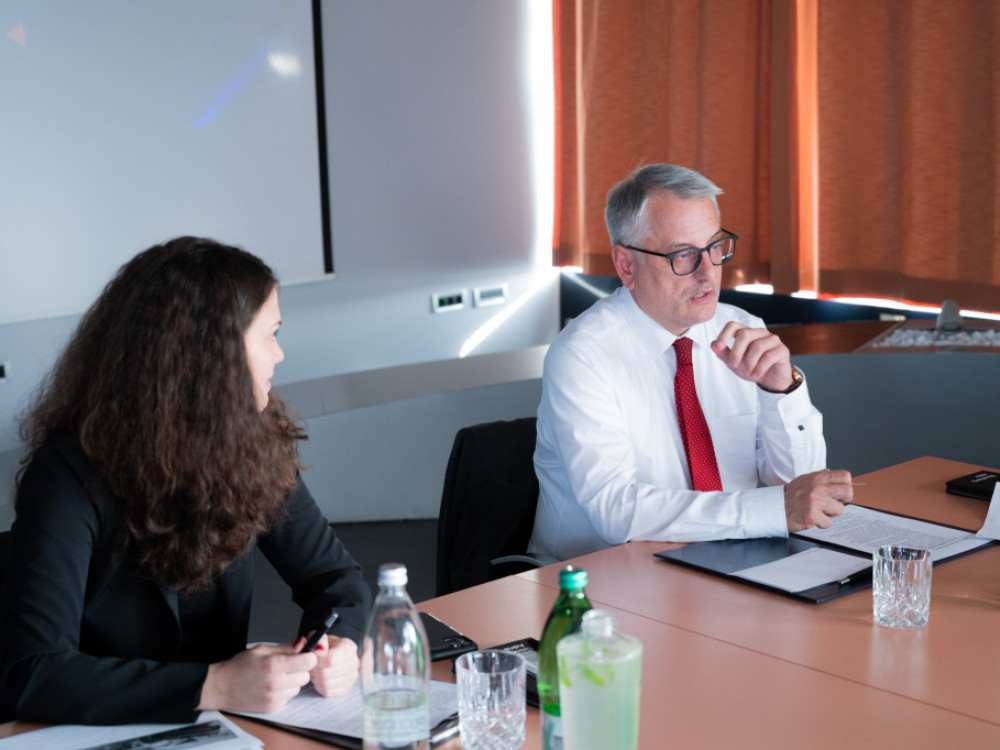 Minister Han: Prihaja sprememba obdavčitve nagrad za delavce