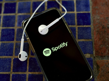 Spotify z več naročninami, a tudi izgubo