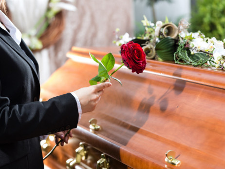 Popravek in pojasnilo: Cena smrti: Koliko stane pogreb?
