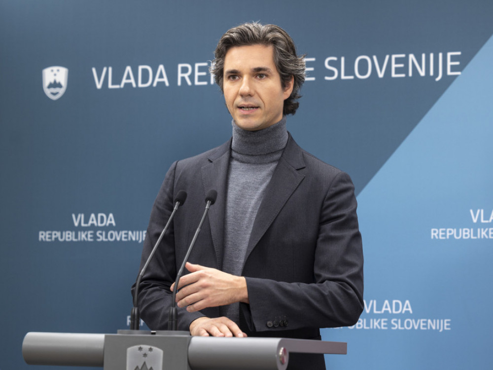 Poslanci sprejeli 'malo delavsko ustavo', katere obveznosti prinaša?