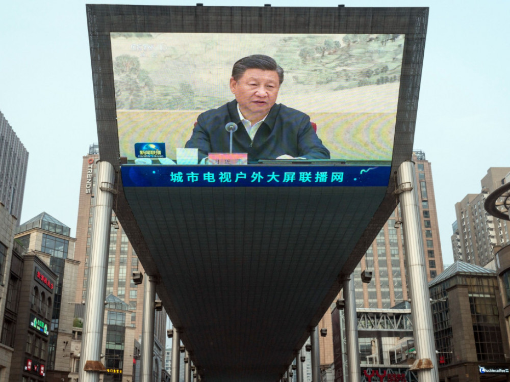 Kitajski imperij napenja gospodarske mišice in vrača udarec ZDA in EU