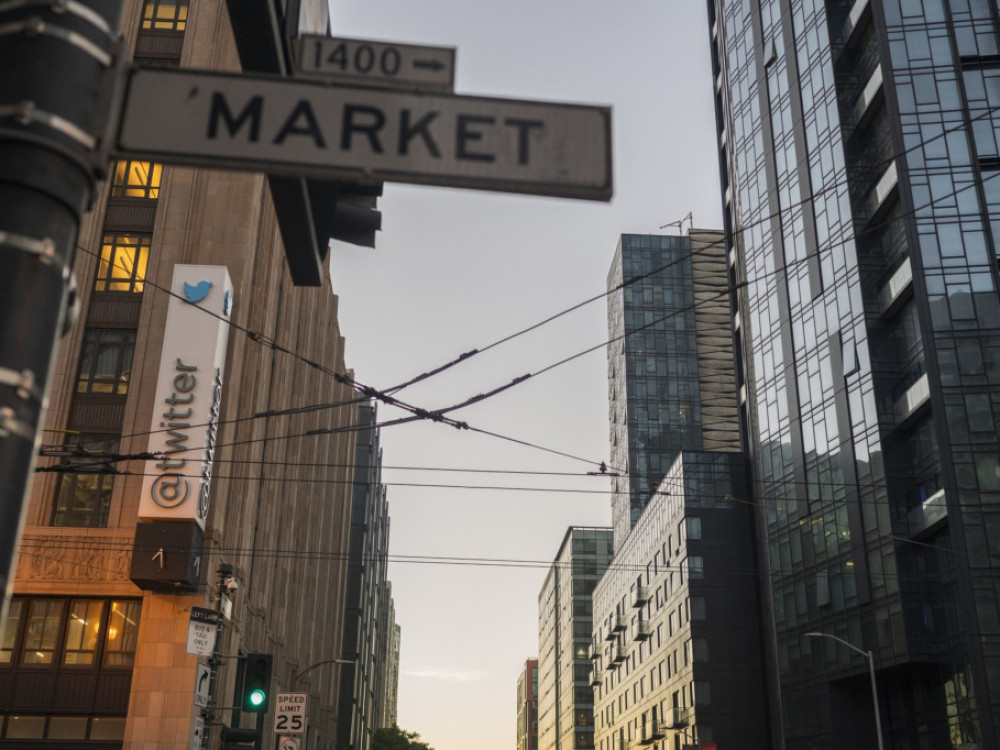 Zgodbe dneva: Petrol ob dobiček, drama v kriptu in na Twitterju