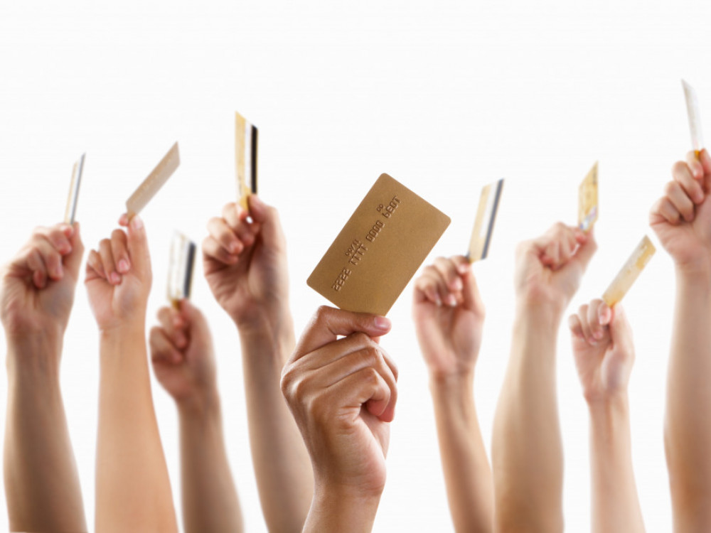 Praznični nakupi na kredo: Kdo vse jih ponuja in kakšne so obresti