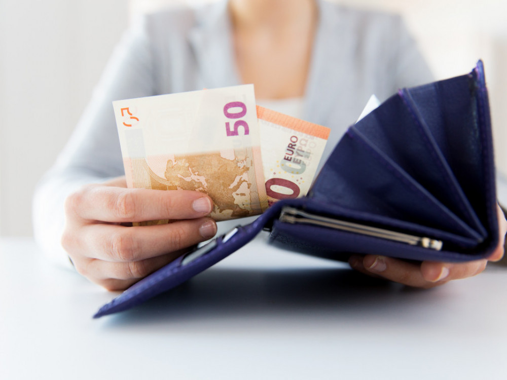 Povprečne plače oktobra nominalno višje za 1,7 odstotka