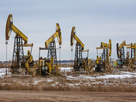 Predlog višje cenovne kapice na rusko nafto zbil ceno črnega zlata