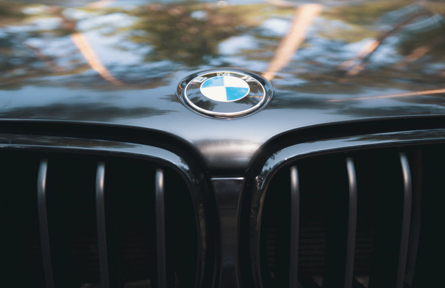 BMW kljub rekordni prodaji in prihodkom z vidnim upadom dobička