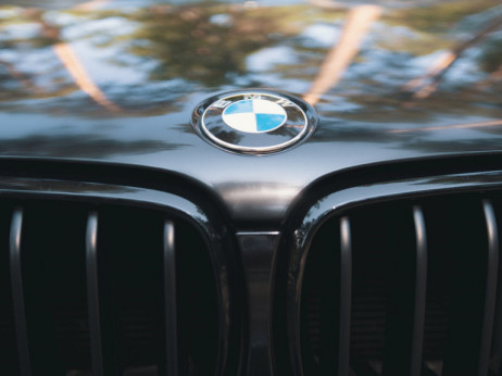 BMW kljub rekordni prodaji in prihodkom z vidnim upadom dobička