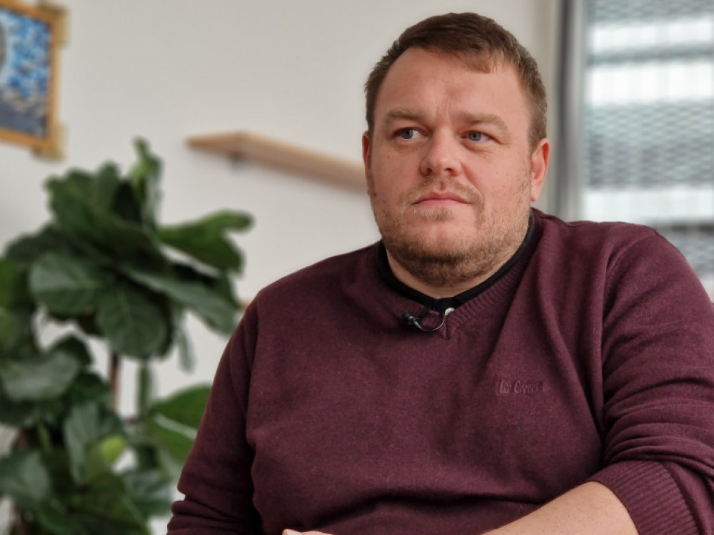 Vlada obljublja stanovanja, izvedbo pa bolj ali manj prepušča občinam