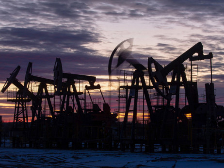 Borzni pregled: Optimizem potiska cene nafte navzgor
