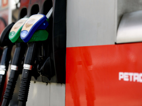 Cene nafte prejšnji teden upadle, a dizel in bencin pri nas ne bosta cenejša