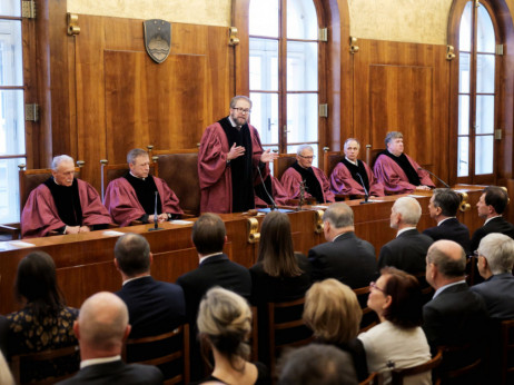 Top 5 novic za začetek dneva: Ustavno sodišče, Ford, ECB