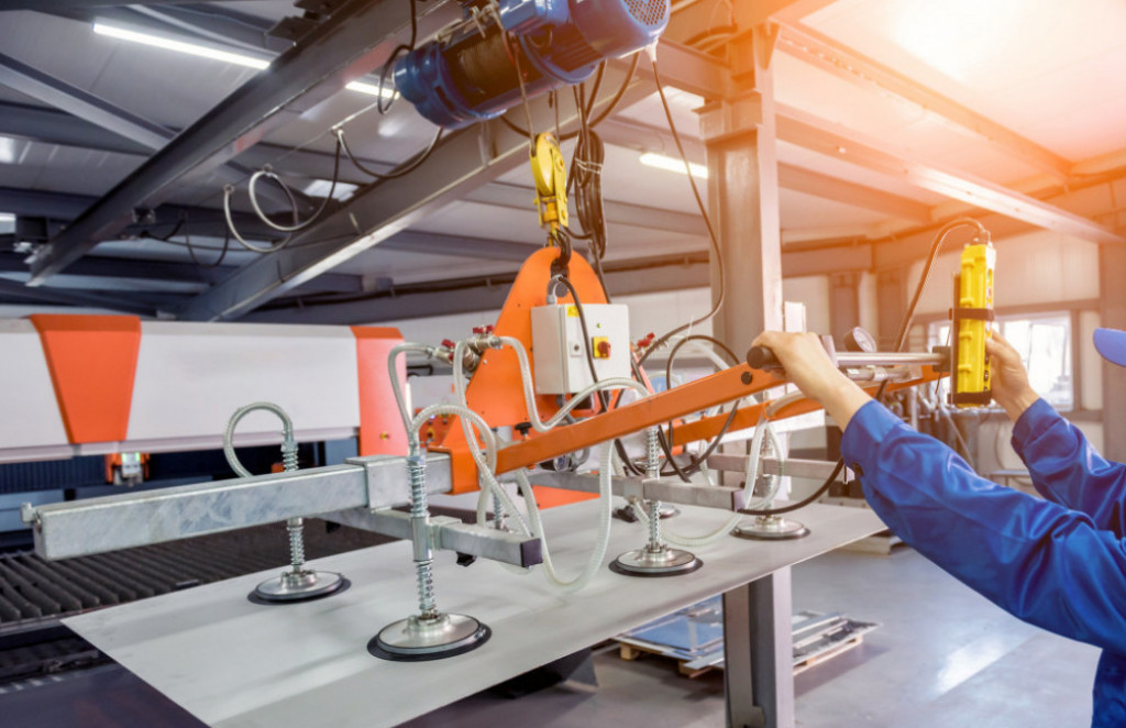 Slovenski proizvodni PMI tudi februarja kaže upadanje aktivnosti