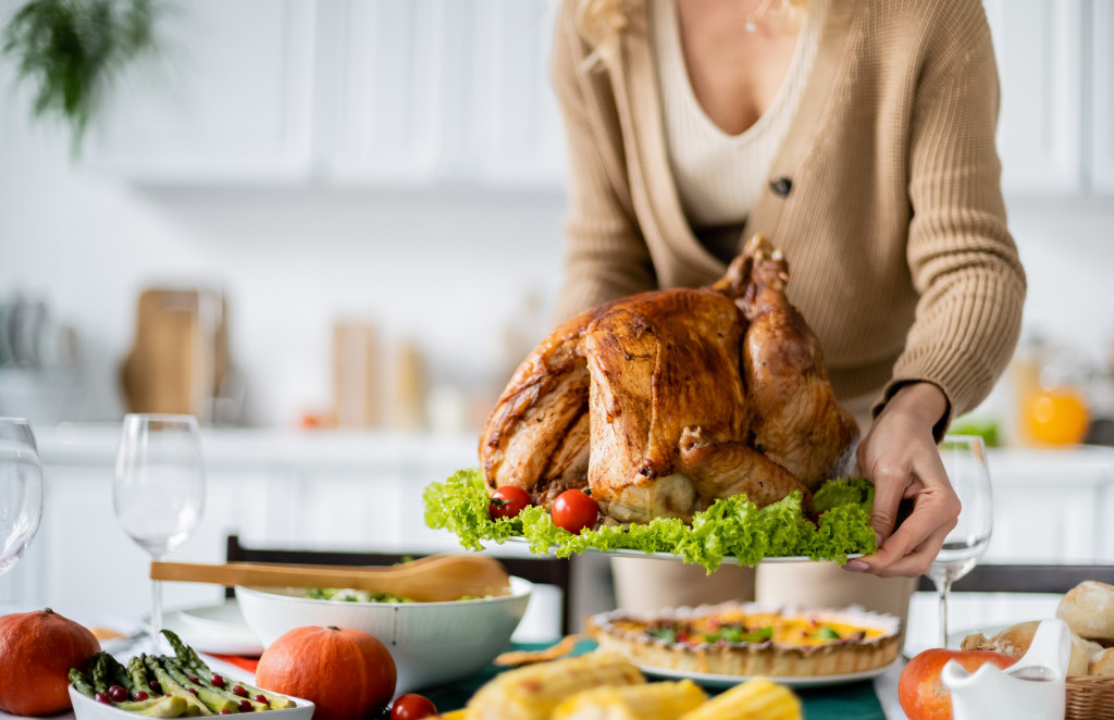 Slovenci radi jemo meso, premier Golob pa poziva k manjši porabi