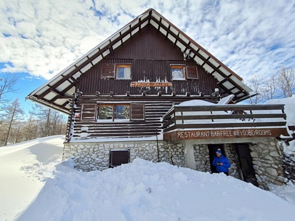 Država prodaja zaseženo kočo na Voglu, a na kupca preži več pasti