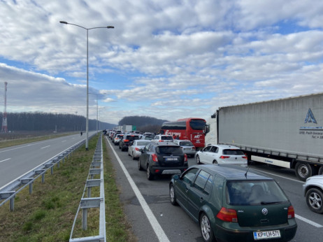 Vozniki tovornjakov na mejah Zahodnega Balkana izgubijo 26 milijonov ur