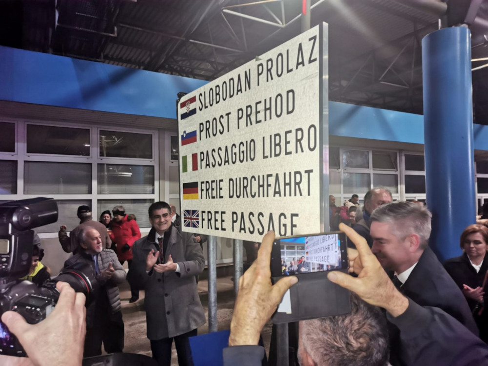 Top 5 novic za začetek dneva: Prevzemi v gostinstvu in vzajemni skladi