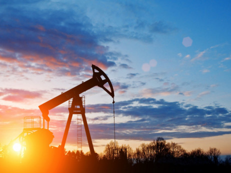 Cena nafte brent upadla pod 80 dolarjev in postavila nov izziv za OPEC