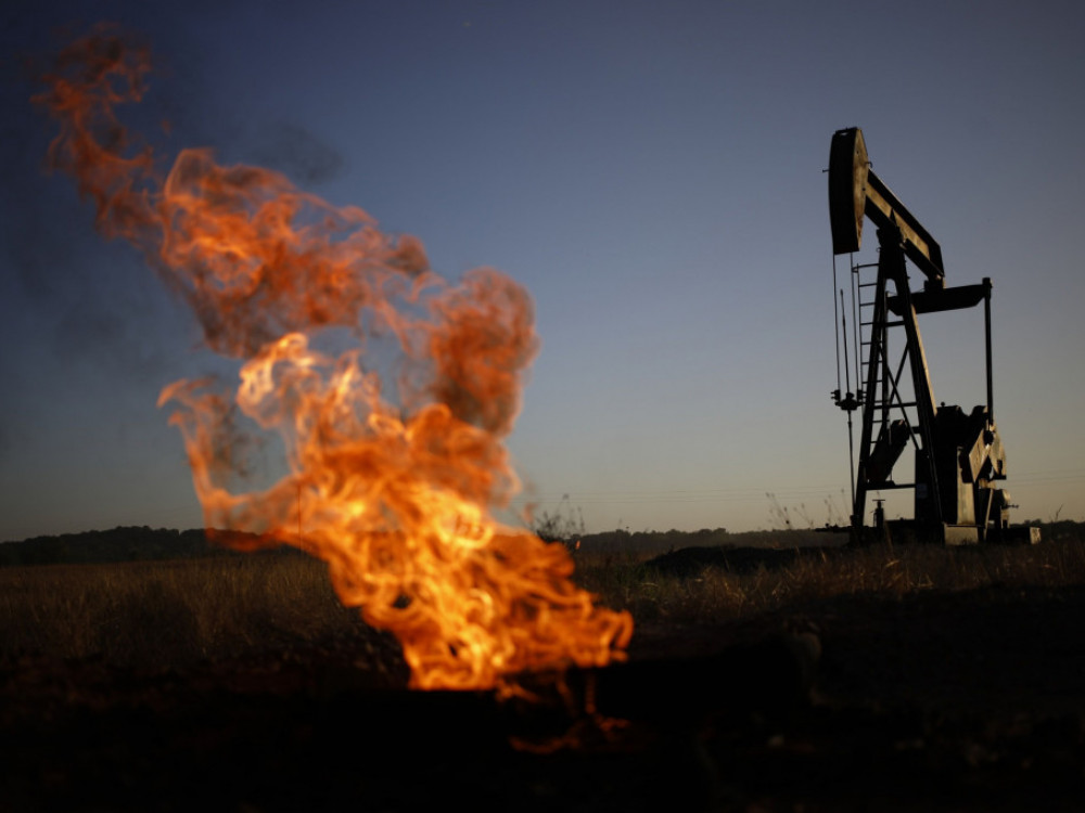 Padec cen nafte po novici, da Emirati morda zapuščajo OPEC
