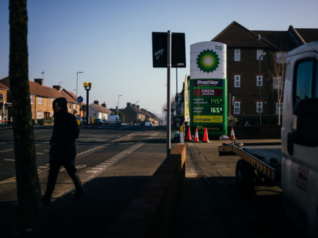 Nižje cene goriva umirjajo britansko inflacijo, a 'boj še ni končan'