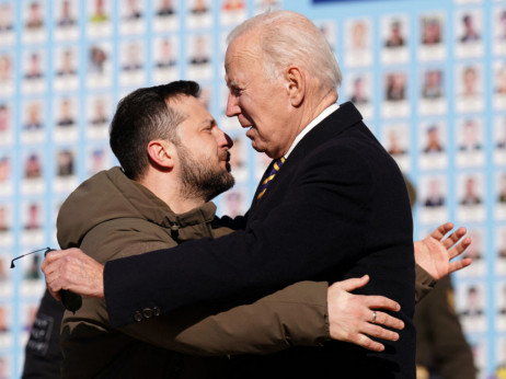 Biden v Kijevu obljubil nov, polmilijardni paket vojaške pomoči