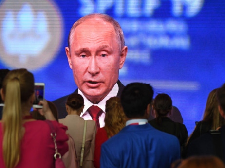 Mednarodni nalog za prijetje Putina; Fajon in Golob pozdravila potezo