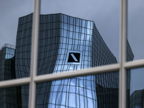 Drsenje tečajev Deutsche Bank, Raiffeisen bo moral zapustiti Rusijo