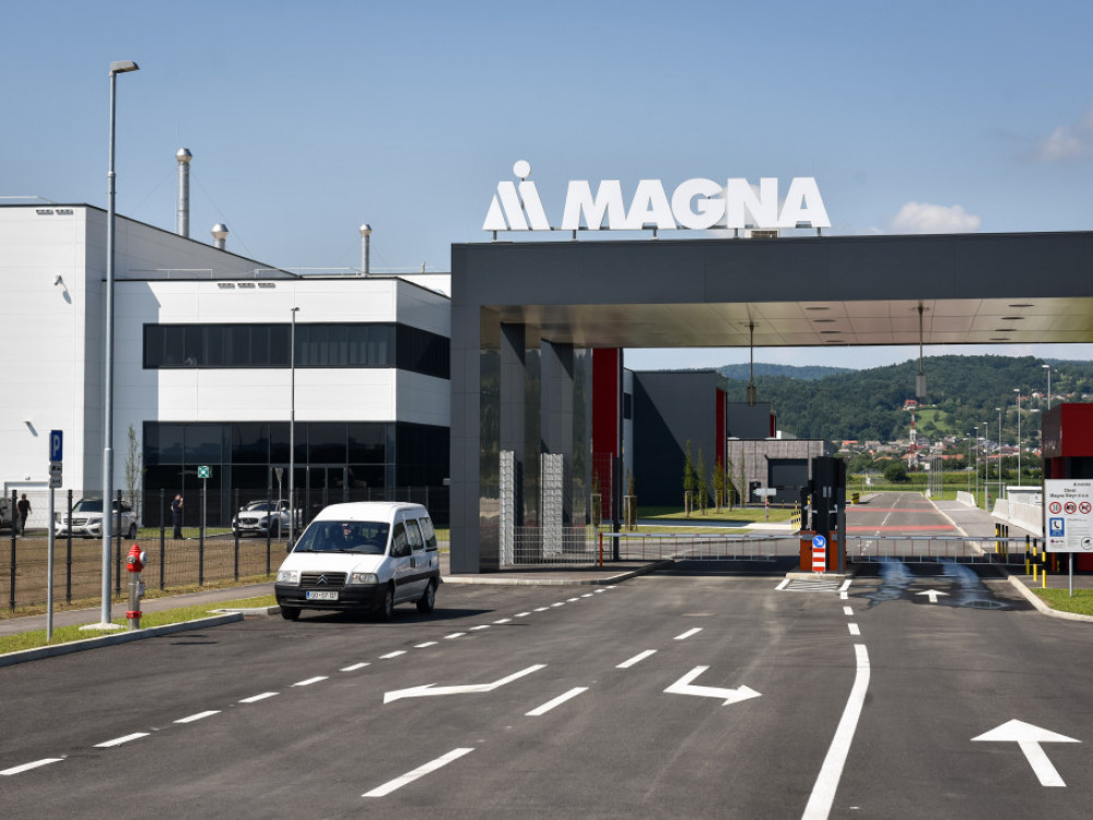 Zgodbe dneva: ECB končuje odkup obveznic, Magna zapira lakirnico