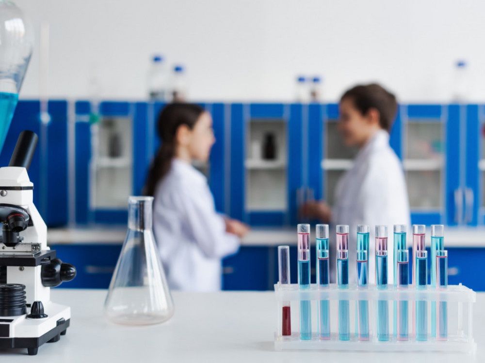 Vlaganja v raziskave in razvoj rekordna; zaostajamo za vodilnimi v EU