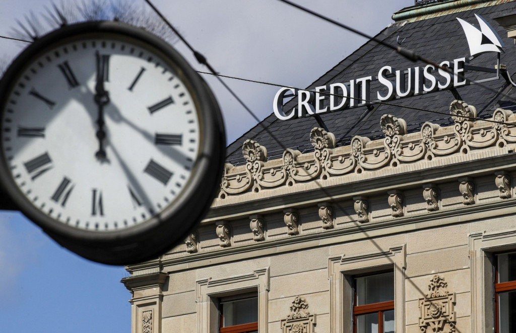 Delnica Credit Suisse rekordno nizko, na borzah strah