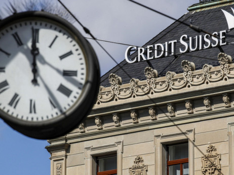 Delnica Credit Suisse rekordno nizko, na borzah strah