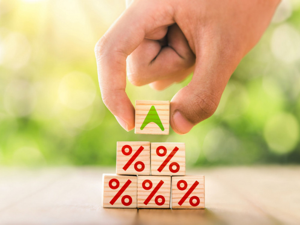 Analiza: Obrestne mere v regiji bodo v 2023 še rasle