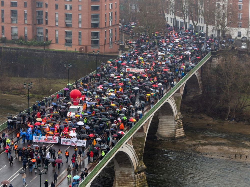 Dan po protestih francoski senat sprejel dvig upokojitvene starosti