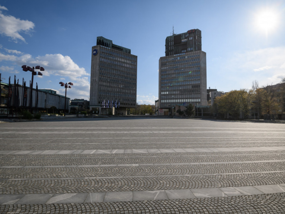 Zgodbe dneva: Kritični premier, inovativni Genialis, podcenjena NLB