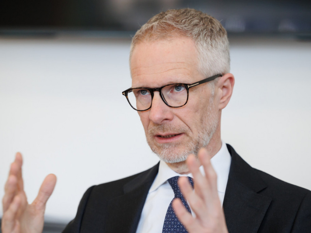 Vasle: Odporen trg dela in rast plač glavni težavi v boju z inflacijo