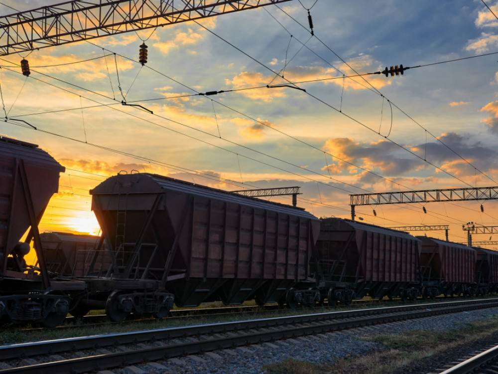 Skok slovenskega izvoza februarja krepko presegel rast uvoza