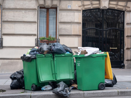 Pokojnine: Macron vztraja, na ulicah Pariza se nabirajo smeti