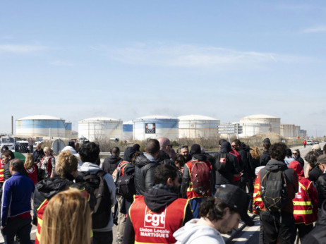 Francozi znova zavzeli ulice: Rafinerije blokirane, leti odpovedani