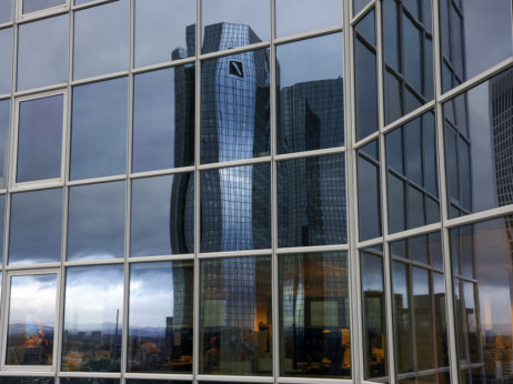 Po viharnem petku delnica Deutsche Bank danes okreva