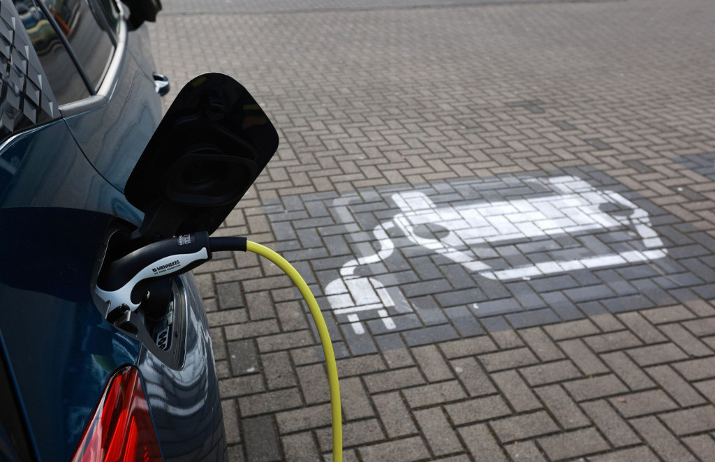 Prodaja električnih avtov v Slovenji se krepi, a želje prodajalcev so večje