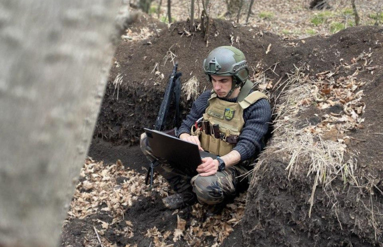 Na Ukrajino padajo bombe, Alex in Ivan pa gradita ukrajinskega samoroga