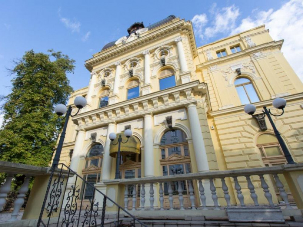 Aprilske dražbe: Vila v Opatiji, jadrnica, stanovanja, Mercedes …
