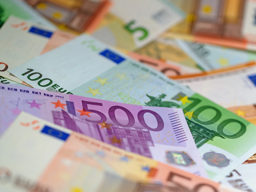 Kaj so v drugi polovici leta Slovenci počeli s svojim denarjem?