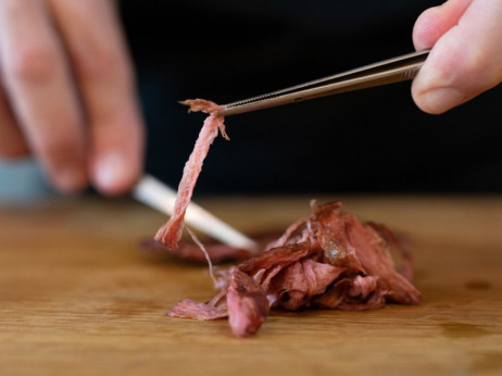Italija želi zakonsko prepovedati laboratorijsko gojeno meso