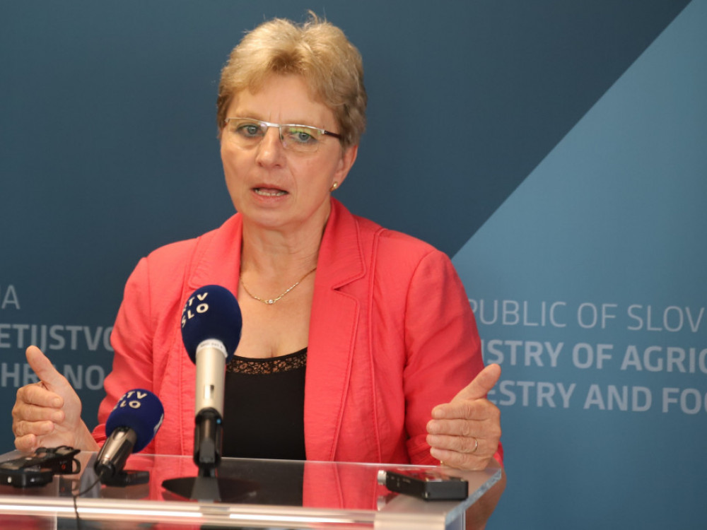 Kdo stoji za kmečkimi protesti in maje ministrski stolček Irene Šinko?