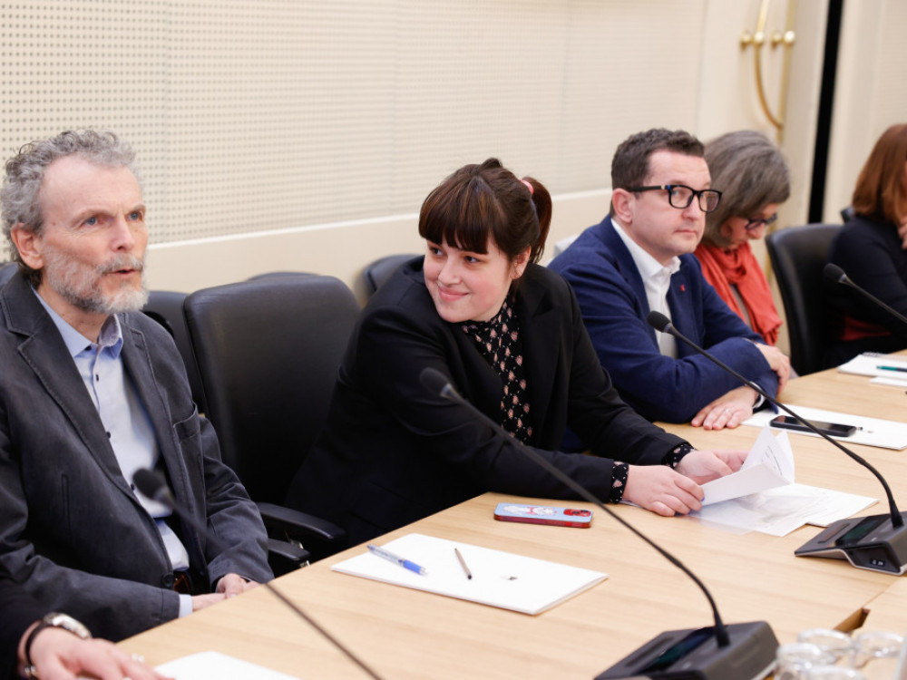 Zgodbe dneva: Intervju z Niko Kovač, trdnost bank, prodaja avtomobilov